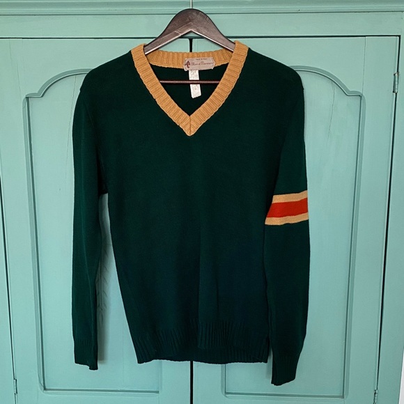VTG Classic V-Neck Sweater in Green with Gold Trim